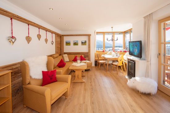 Großräumige Gemütlichkeit mit Wohnlandschaft und Fernsehsessel laden zum Entspannen ein.