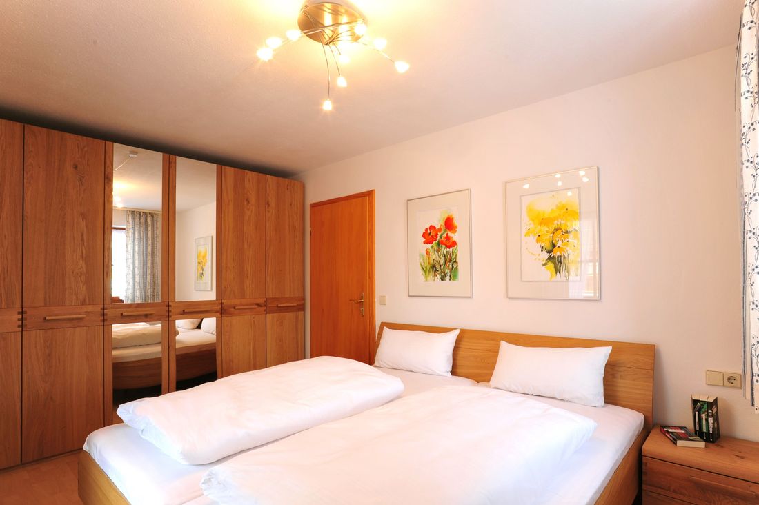 Schlafzimmer mit Doppelbett