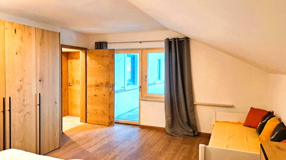 Drittes Schlafzimmer mit Balkonzugang