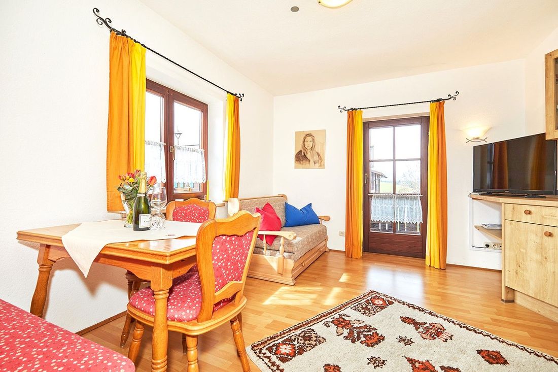 Wohnzimmer mit Balkonzugang