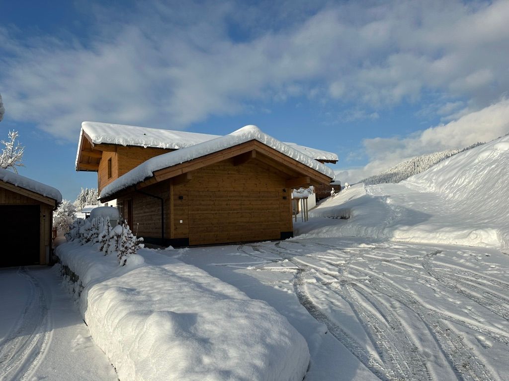 Garage und Haus Winklmatten im Hintergrund