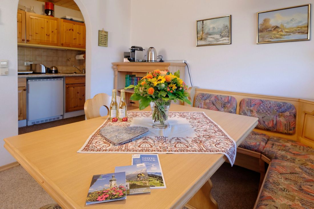 Wohnung 1 von 3: Kaiserstüberl Essbereich mit Küche im Hintergrund