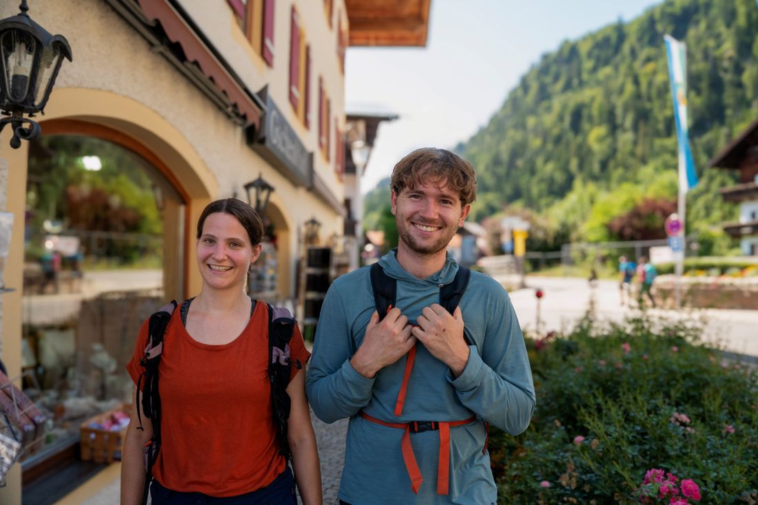 2 Personen auf dem Weg durch den Ort