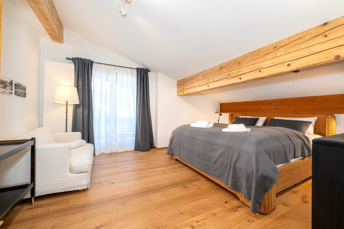 Zweites von zwei Schlafzimmern - neues Echtholz-Parkett (2026)