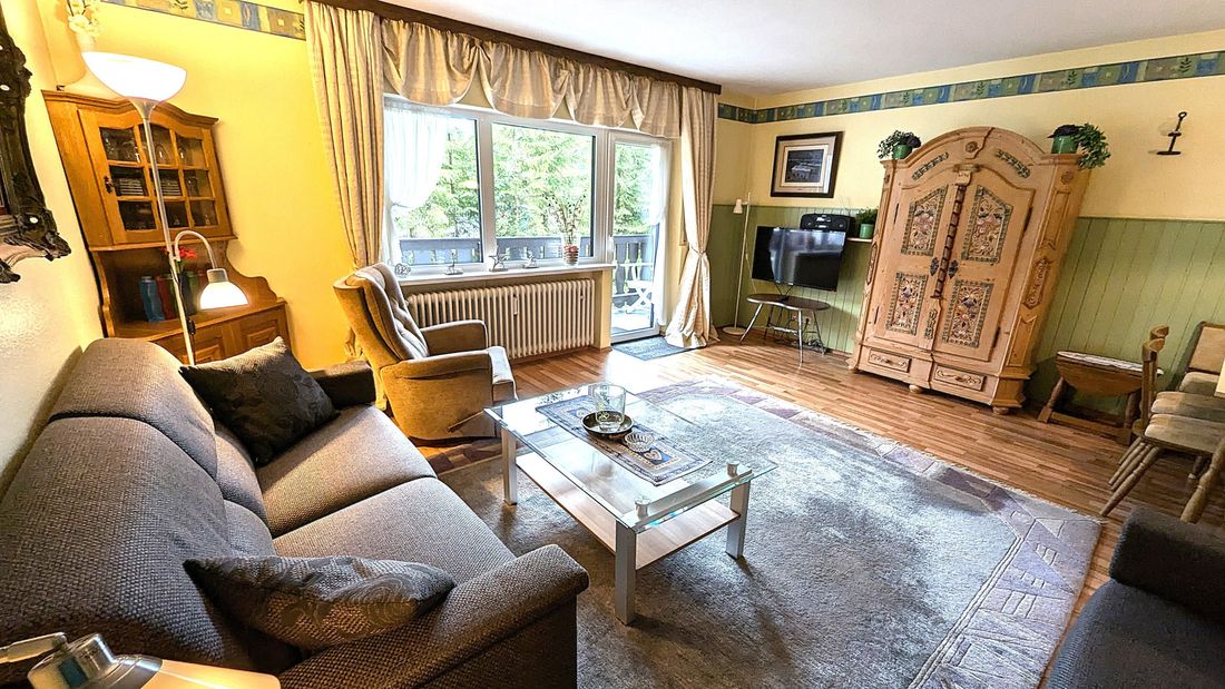 Großes, helles Wohnzimmer mit privatem Balkon