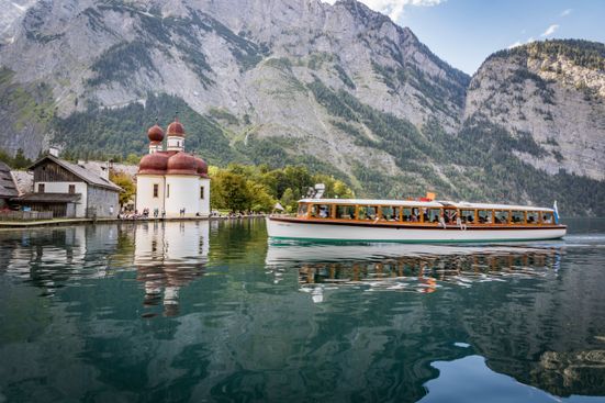 Elektro Boot der Königssee Schiffahrt vor Bartholomä © Berchtesgadener Land Tourismus