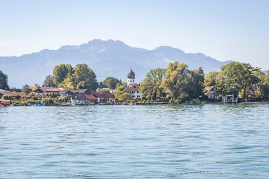 Chiemsee und Fraueninsel vor Bergpanorama