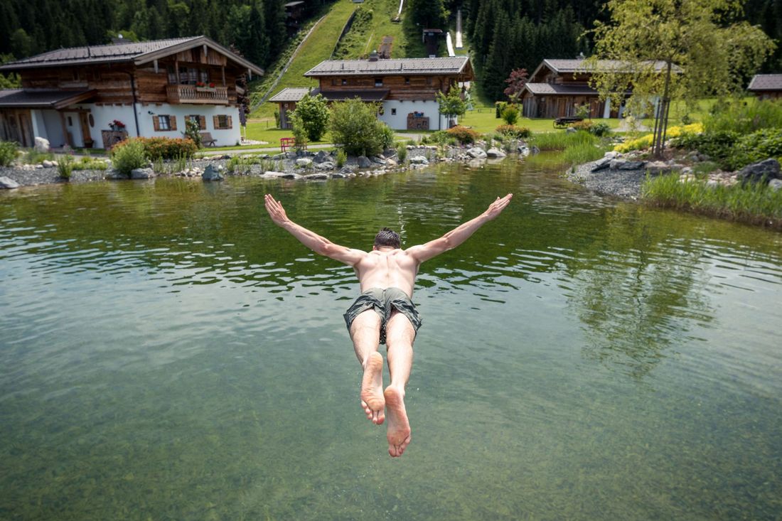 Kühner Sprung in den 2,80m tiefen Naturschwimmteich