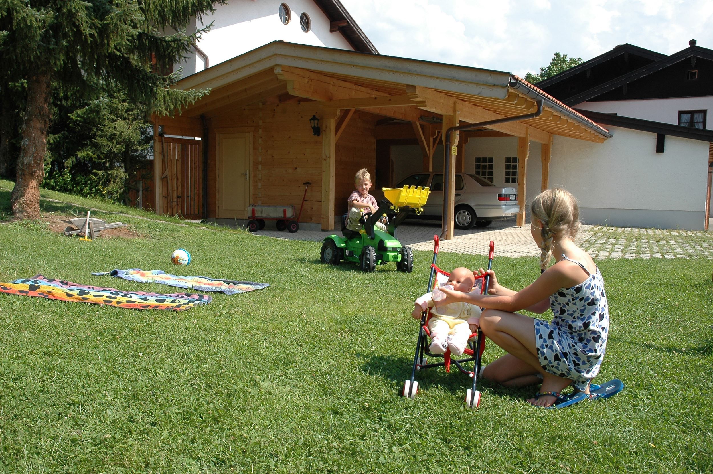 Gästehaus Annemarie Kinder im Garten