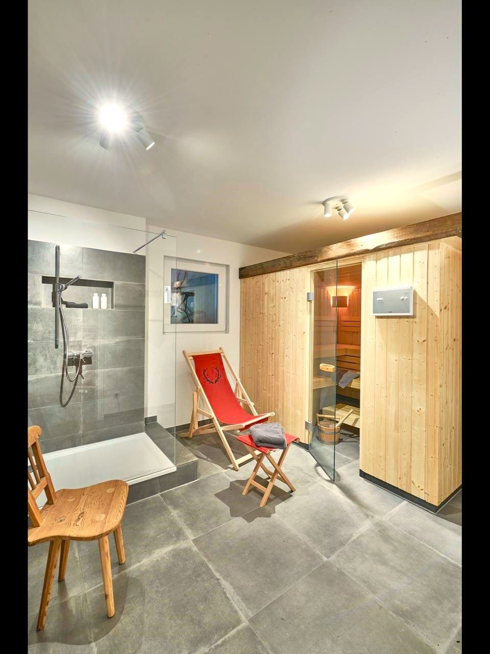 Sauna mit Ruheraum und Dusche