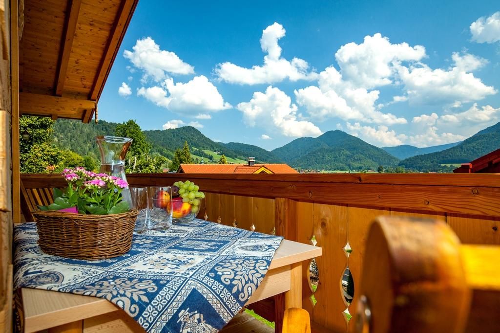 Chalet unter weiß-blauem Himmel