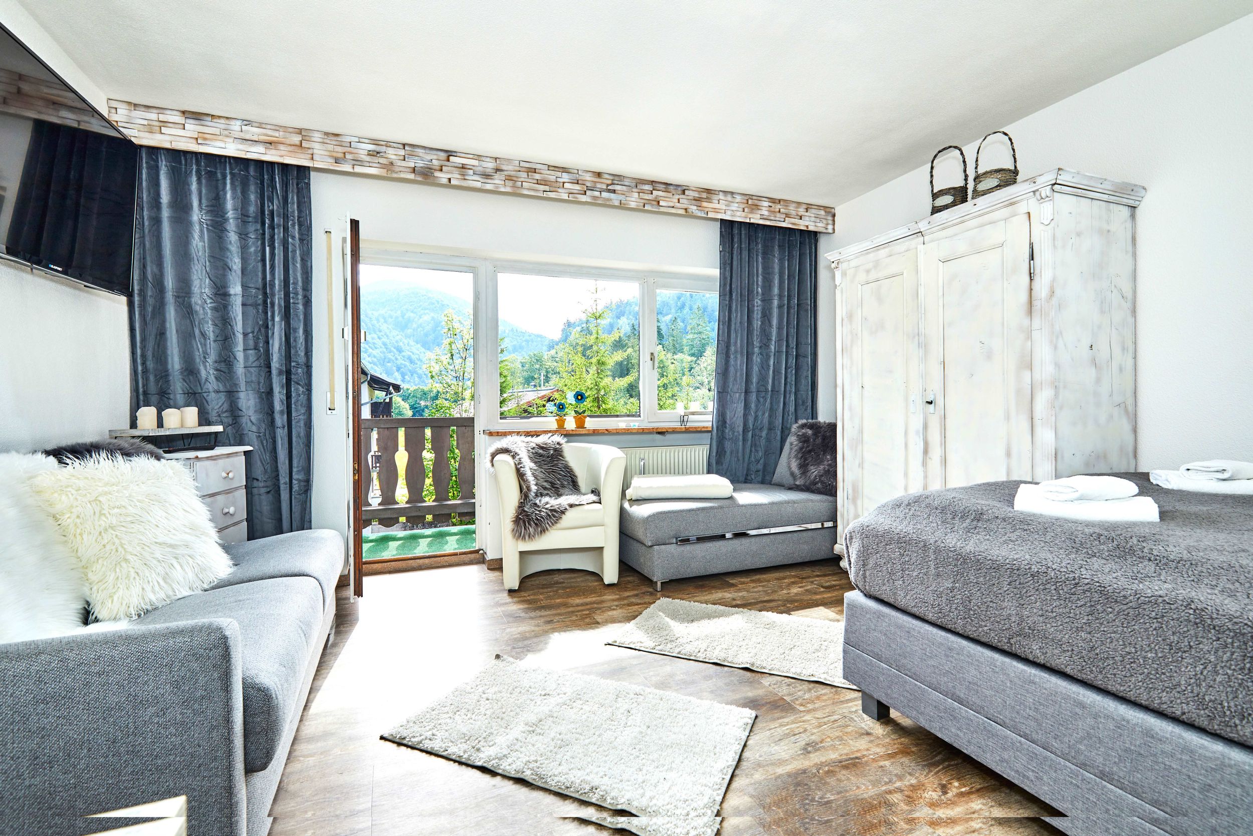 Heller Wohnbereich mit privatem Balkon