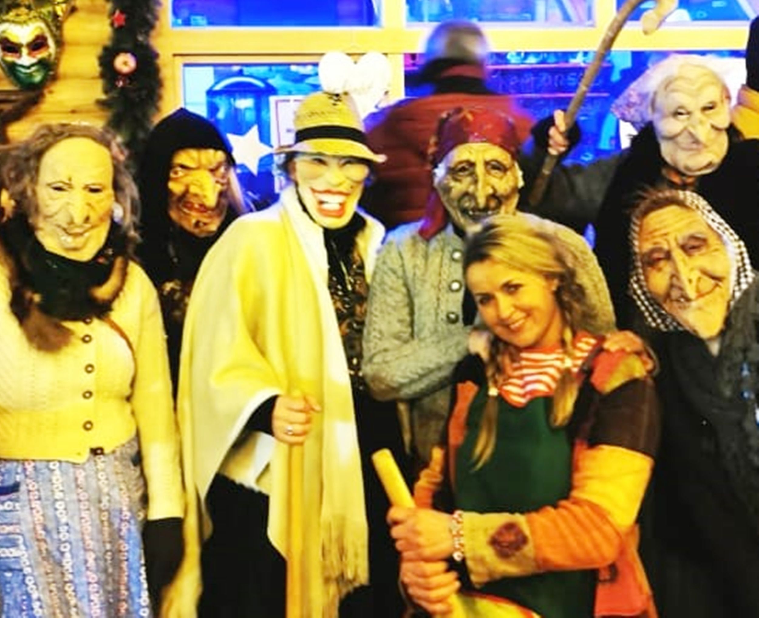 Weiberfastnacht am Reit im Winkler Glühweinstandl