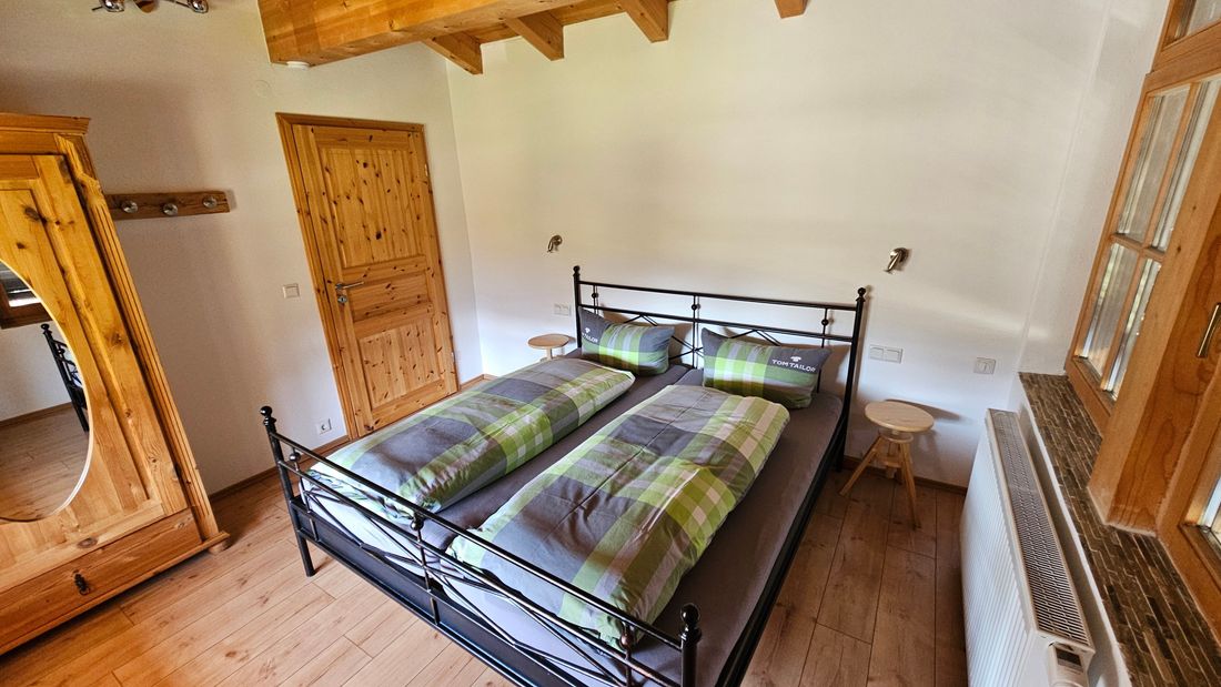 Schlafzimmer 1
