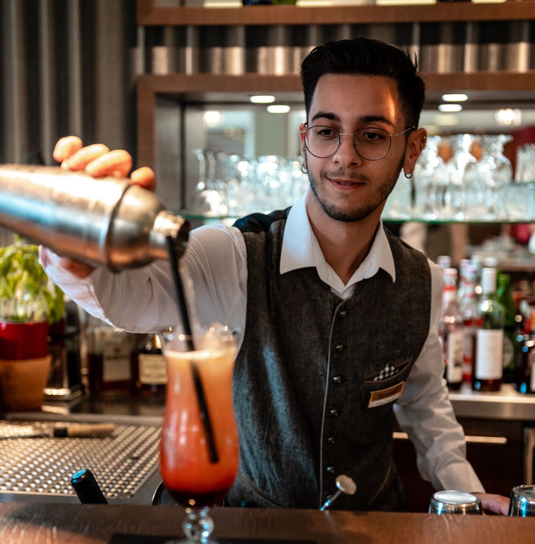an der Hotelbar