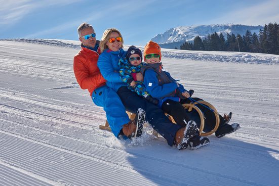 Familie beim Rodeln