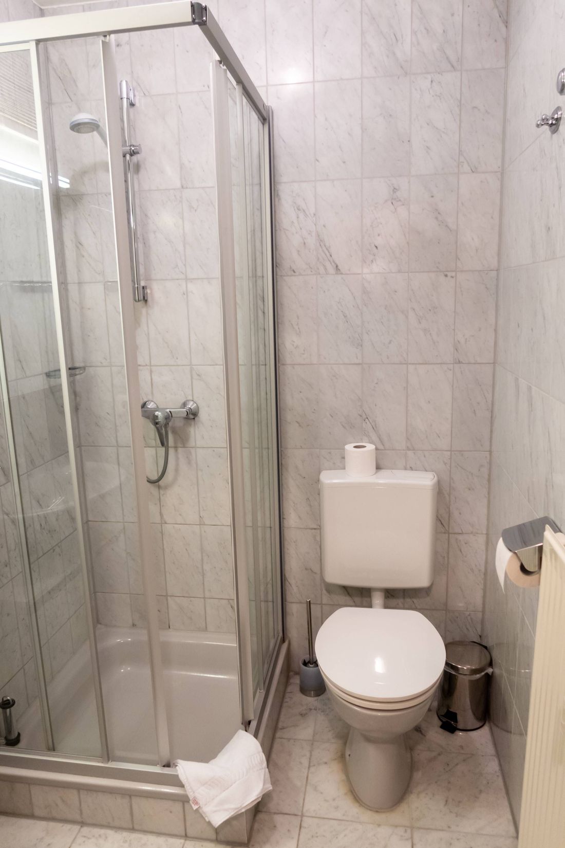 Badezimmer mit echtem italienischen Marmor