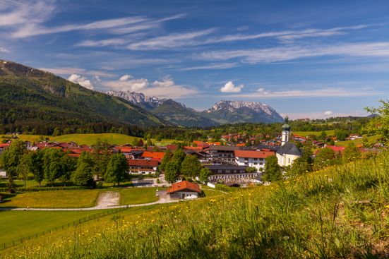 Blick auf Reit im Winkl im Frühling