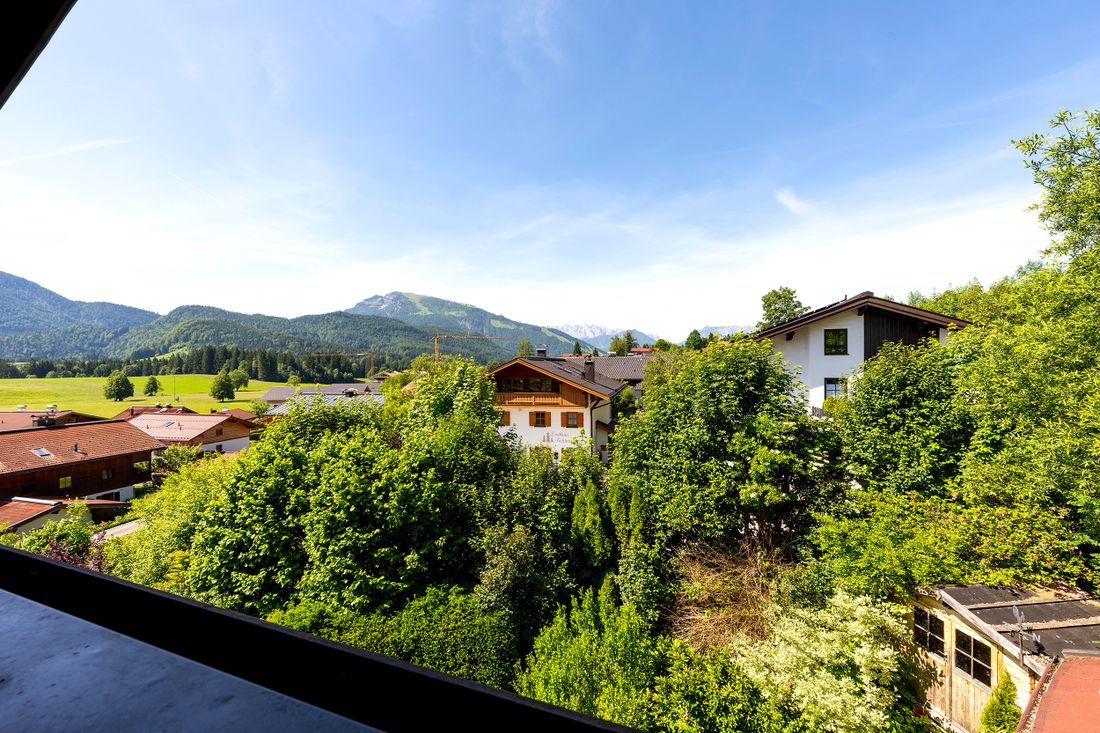 Wohnung 4: Balkon mit Bergblick