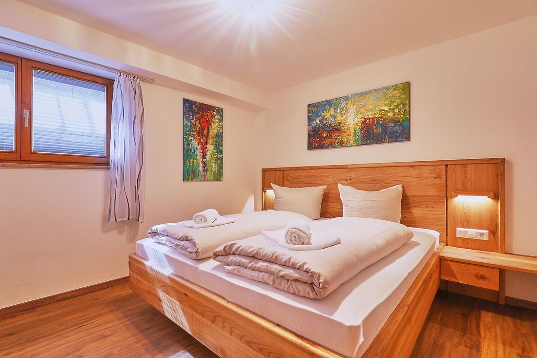 Schlafzimmer mit Doppelbett