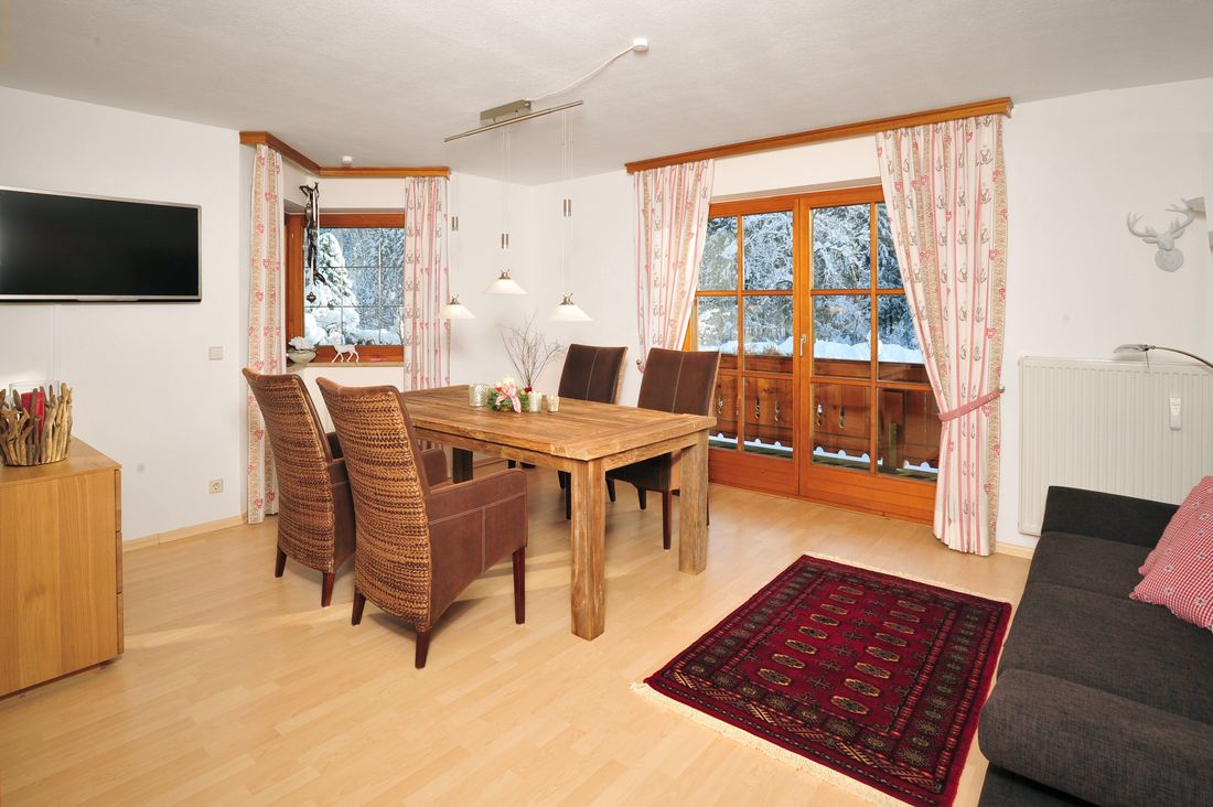 Wohnzimmer mit Balkon