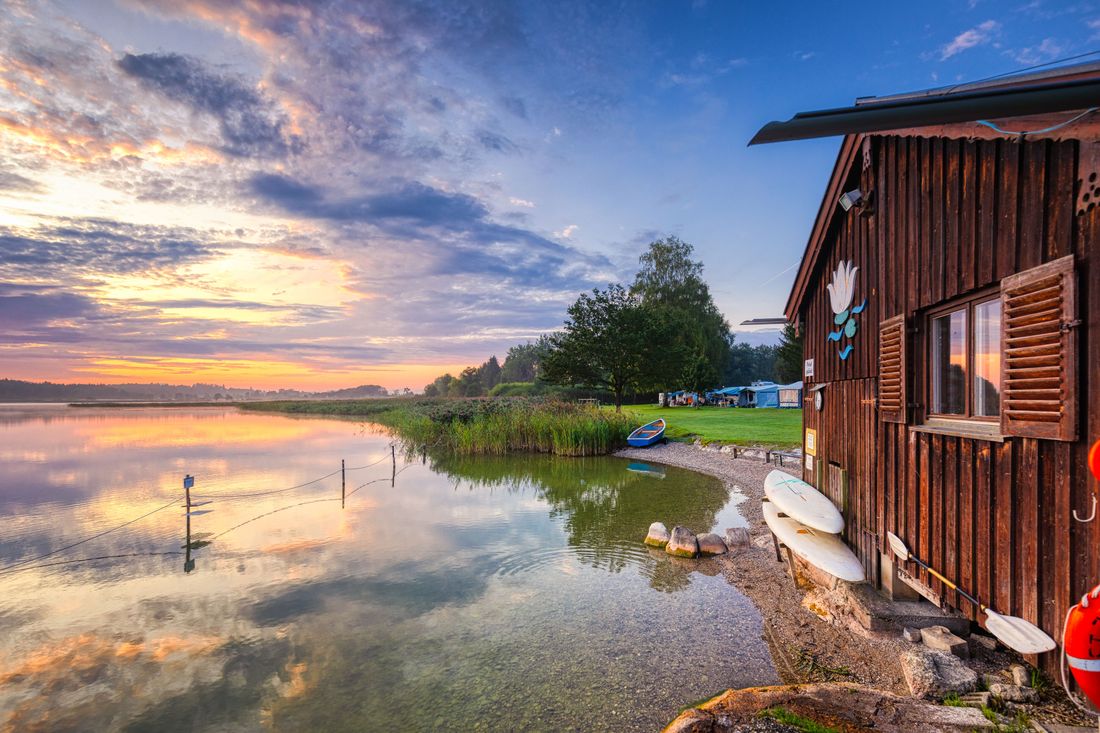 Sonnenuntergang am Wagingersee bei Bootshüte