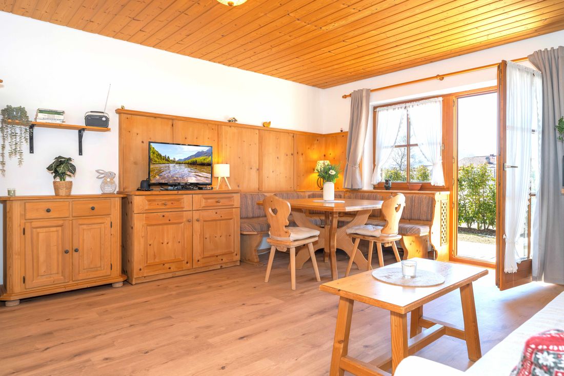 Helles, geräumiges Wohnzimmer mit Essbereich