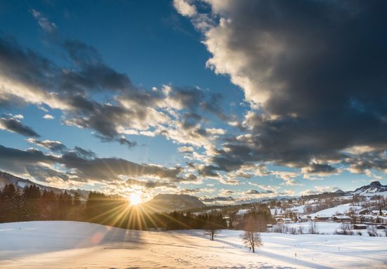 Sonnenuntergang über dem Schnee