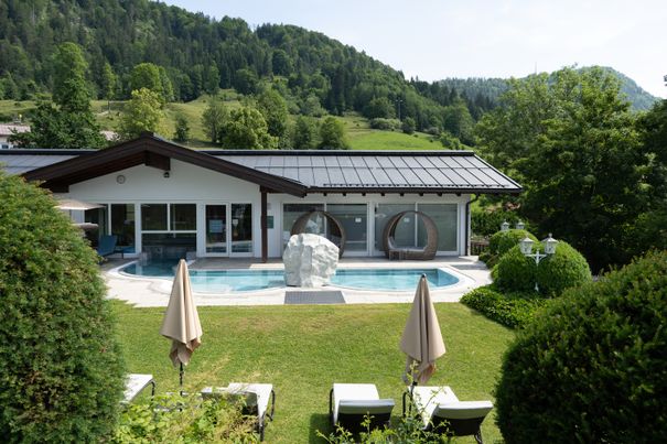 Außenpool mit Liegewiese