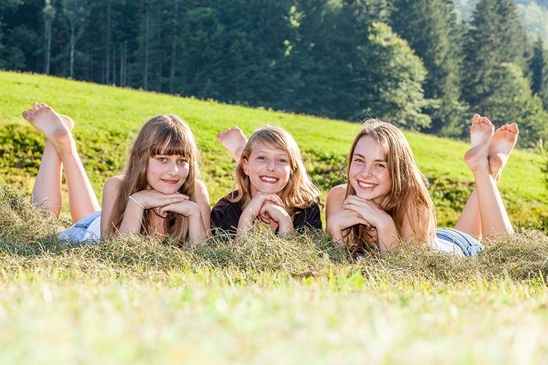 Kinder liegen im Heu
