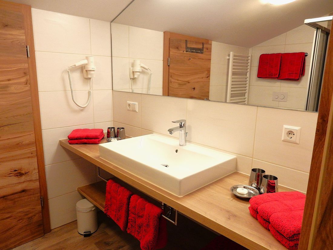 Wohnbeispiel: moderne Bäder mit kuscheligen Hand- & Duschtüchern sowie Föhn erwarten Sie in unserem "Gästehaus Schönfeld"...