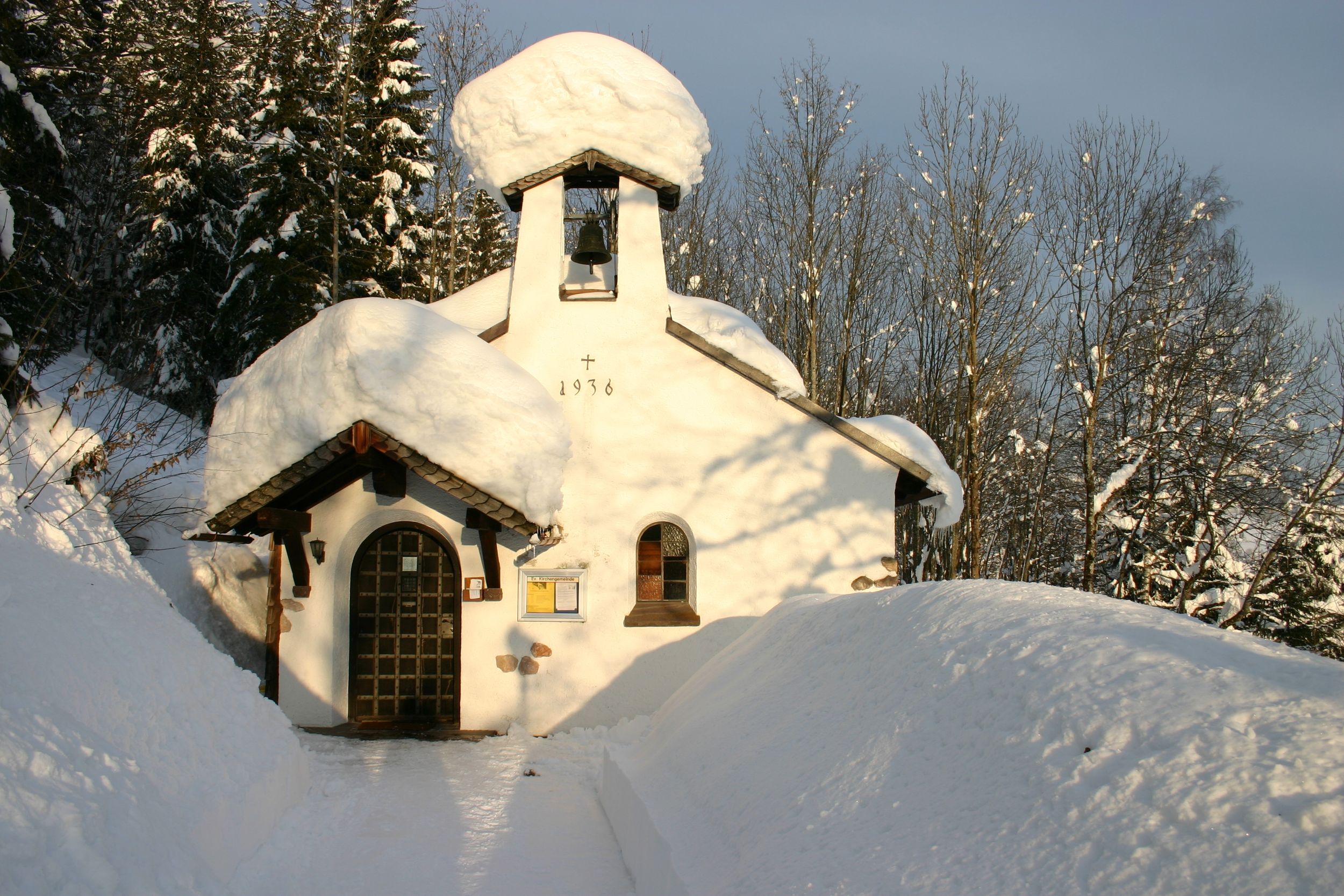 Bergkirchlein im Schnee