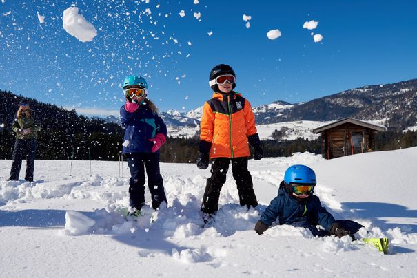 Kinder spielen im Schnee