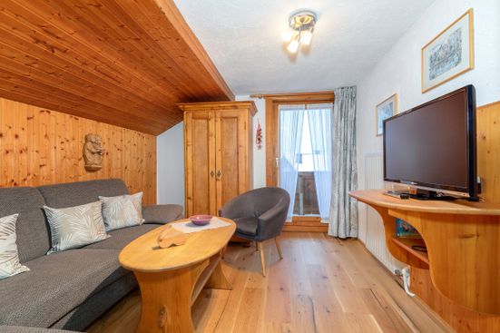 Wohnzimmer mit Balkonzugang