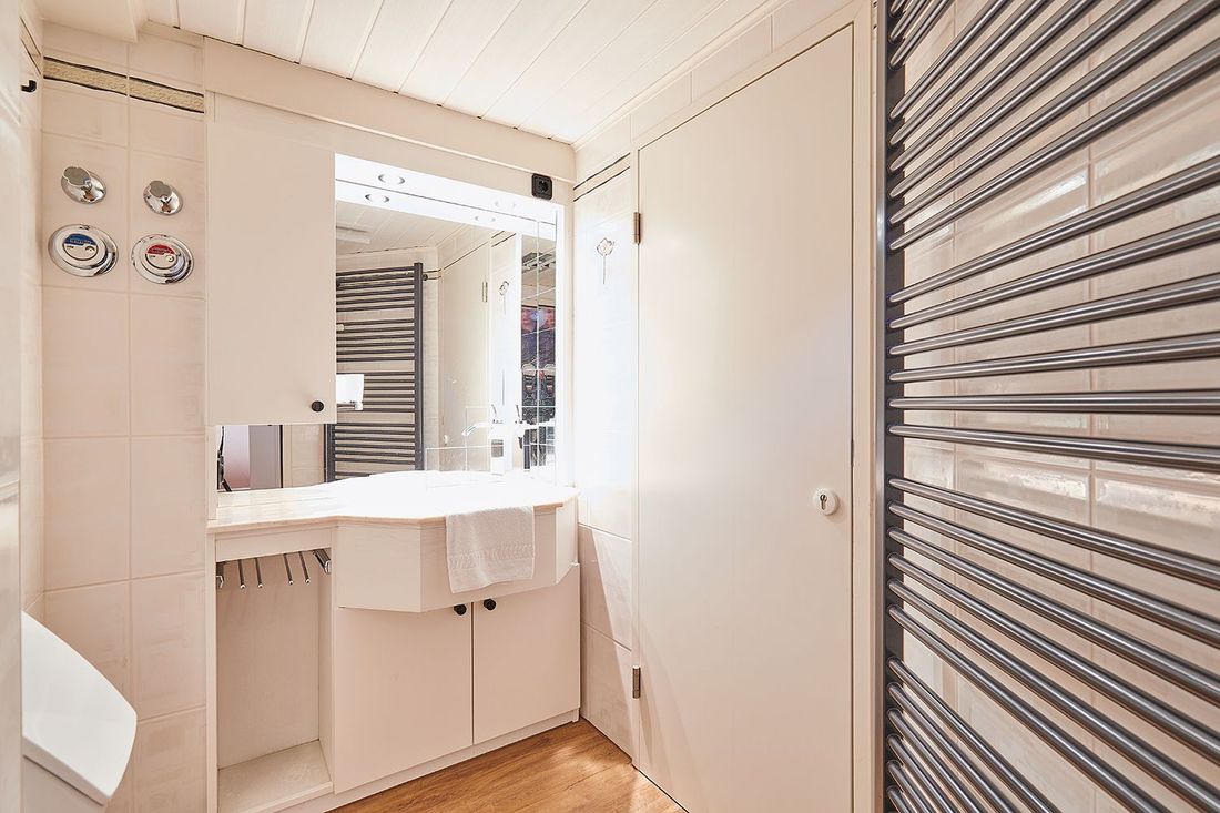 Modernes Bad mit WC, Urinal und Dusche
