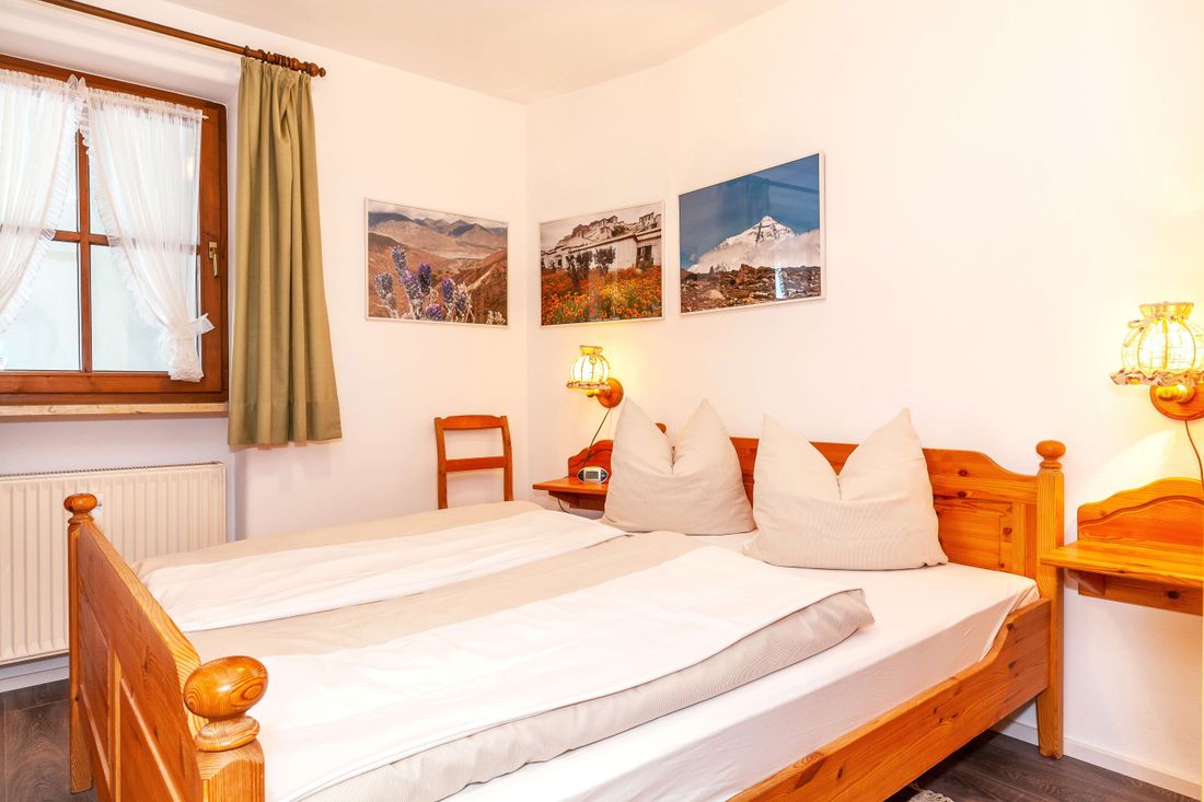 Schlafzimmer mit Doppelbett