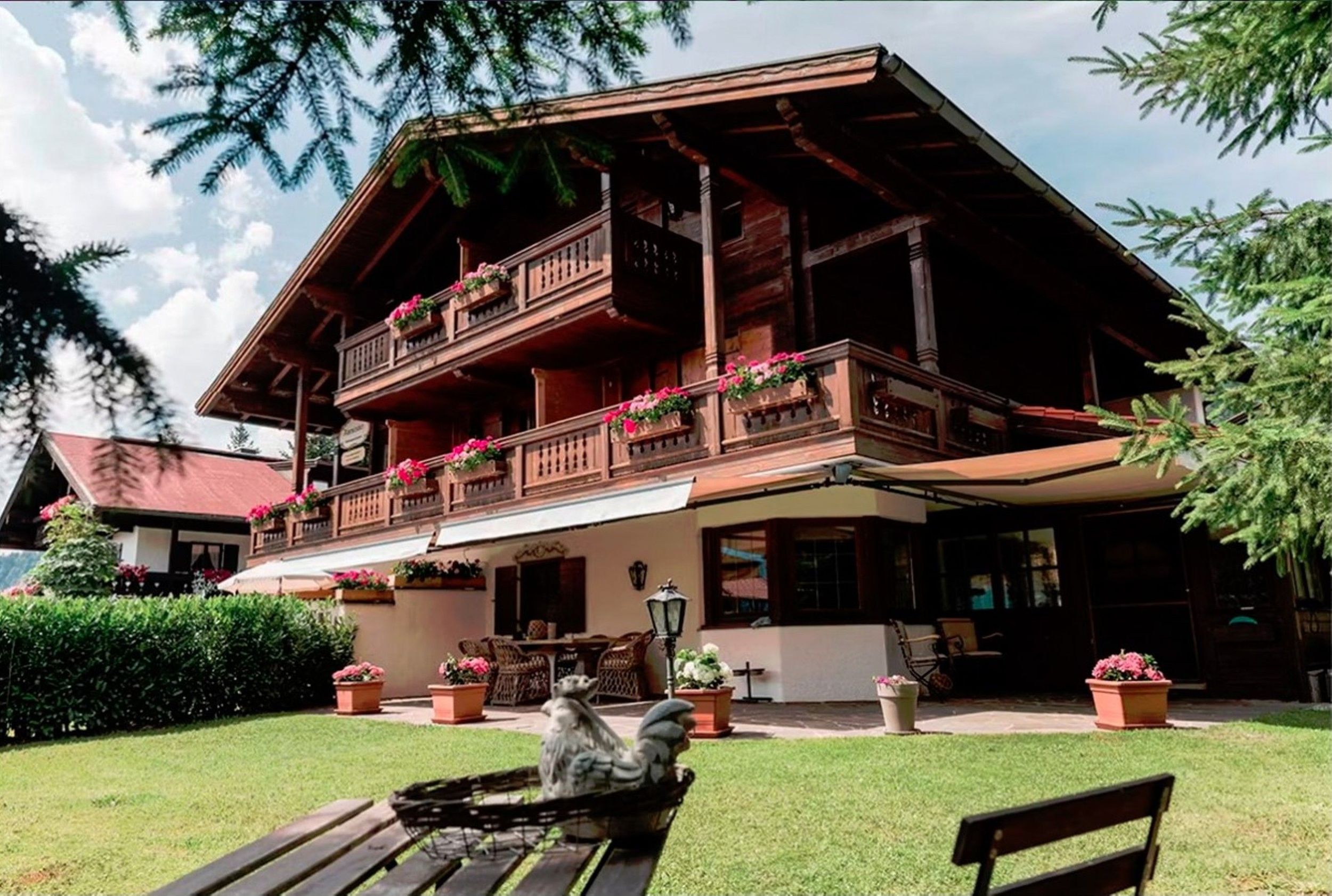 Alpenchalet im Sommer
