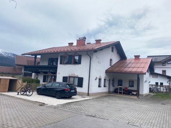 Blick auf die Stellplätze und den Hauseingang