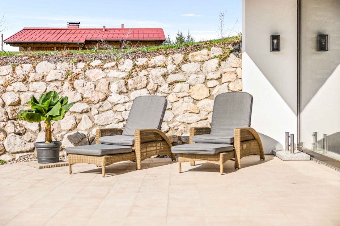 Terrasse vor dem Wellnessbereich Soho Mountain Chalet & Spa