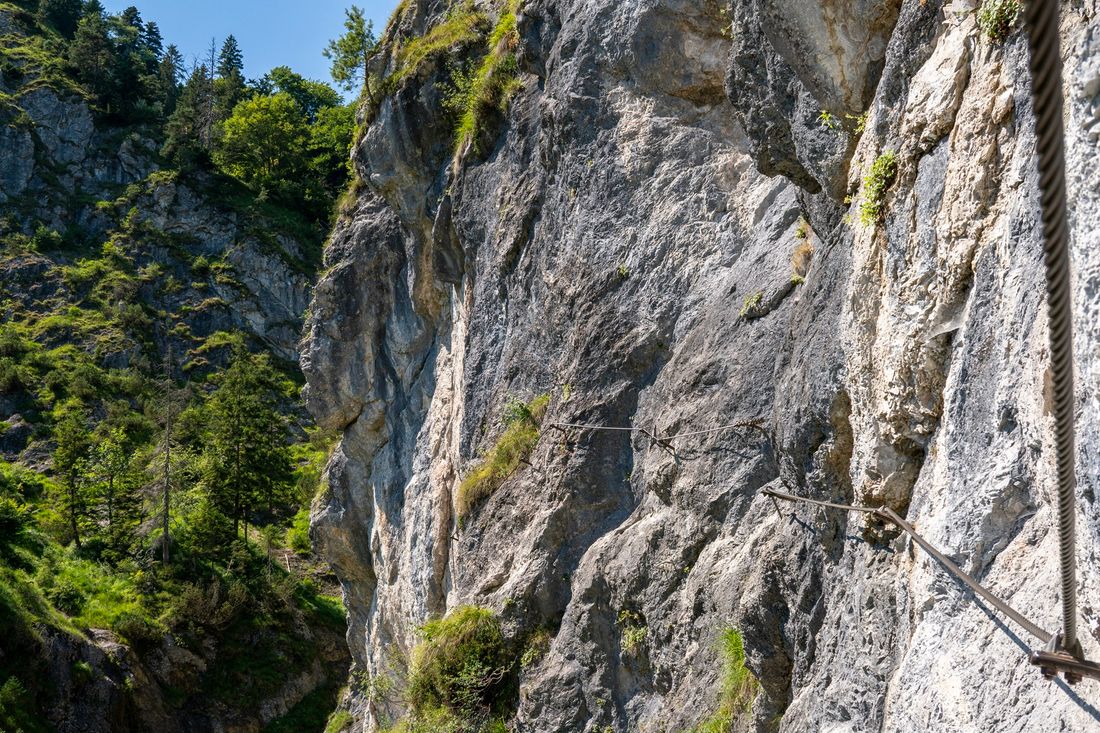 Klettersteig in der Felswand Reit im Winkl