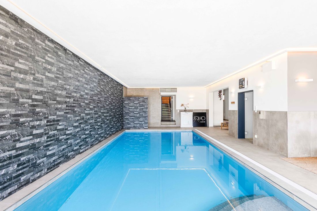 Beheizter Innenpool Soho Mountain Chalet & Spa