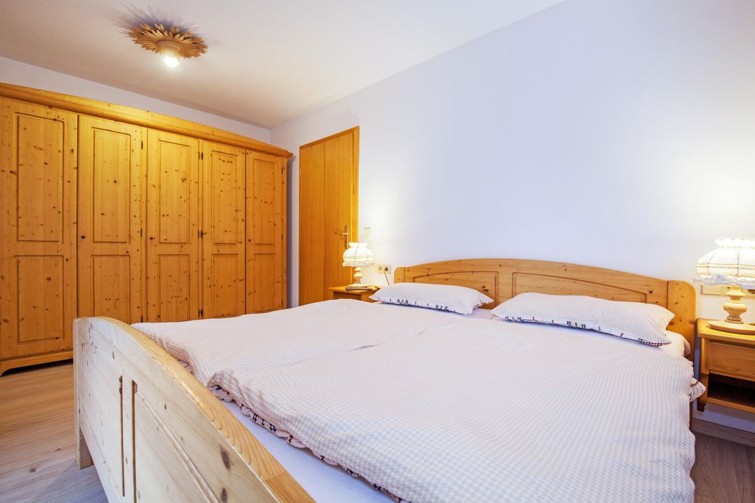 Schlafzimmer mit großem Wandschrank