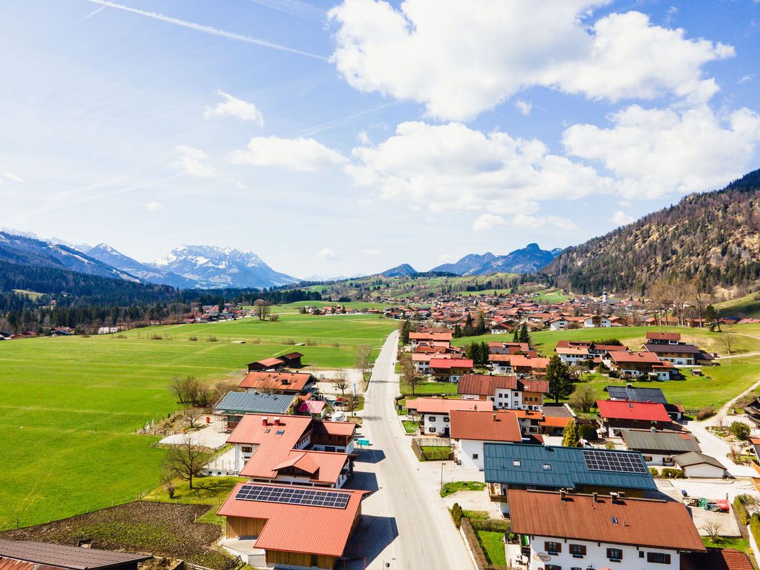 Blick auf Reit im Winkl und die Berge