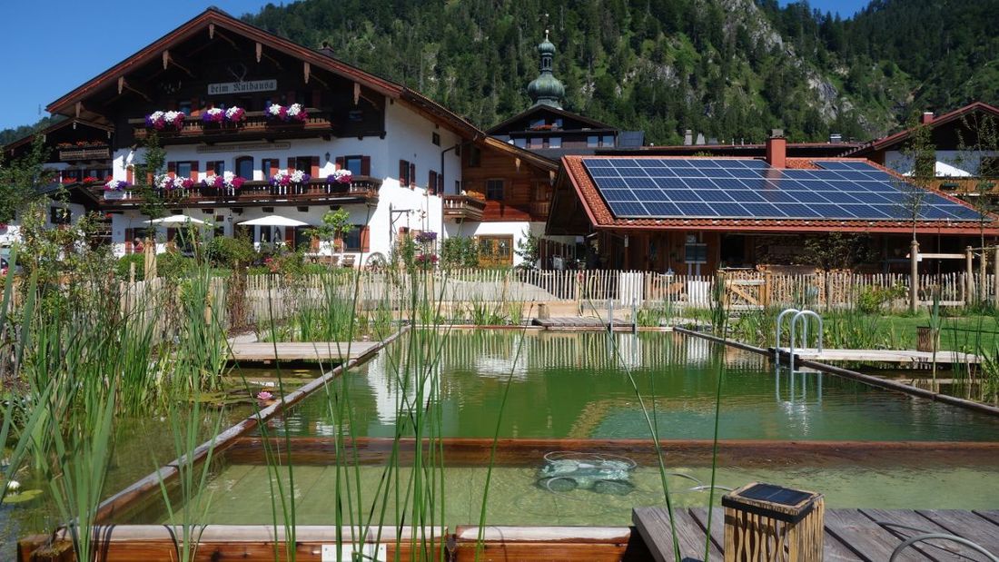 Aussenansicht mit Naturbadeteich