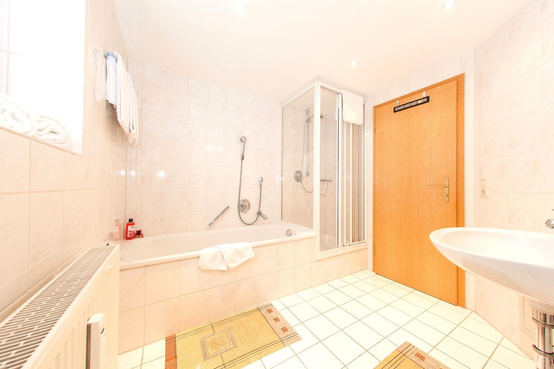 Großes Bad mit Badewanne und separater Dusche