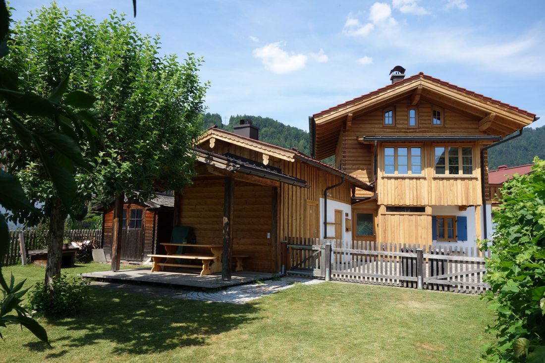Hausansicht mit Garten
