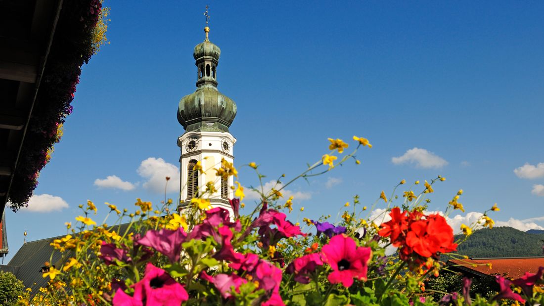 Kirche St. Pankratius mit Blumen