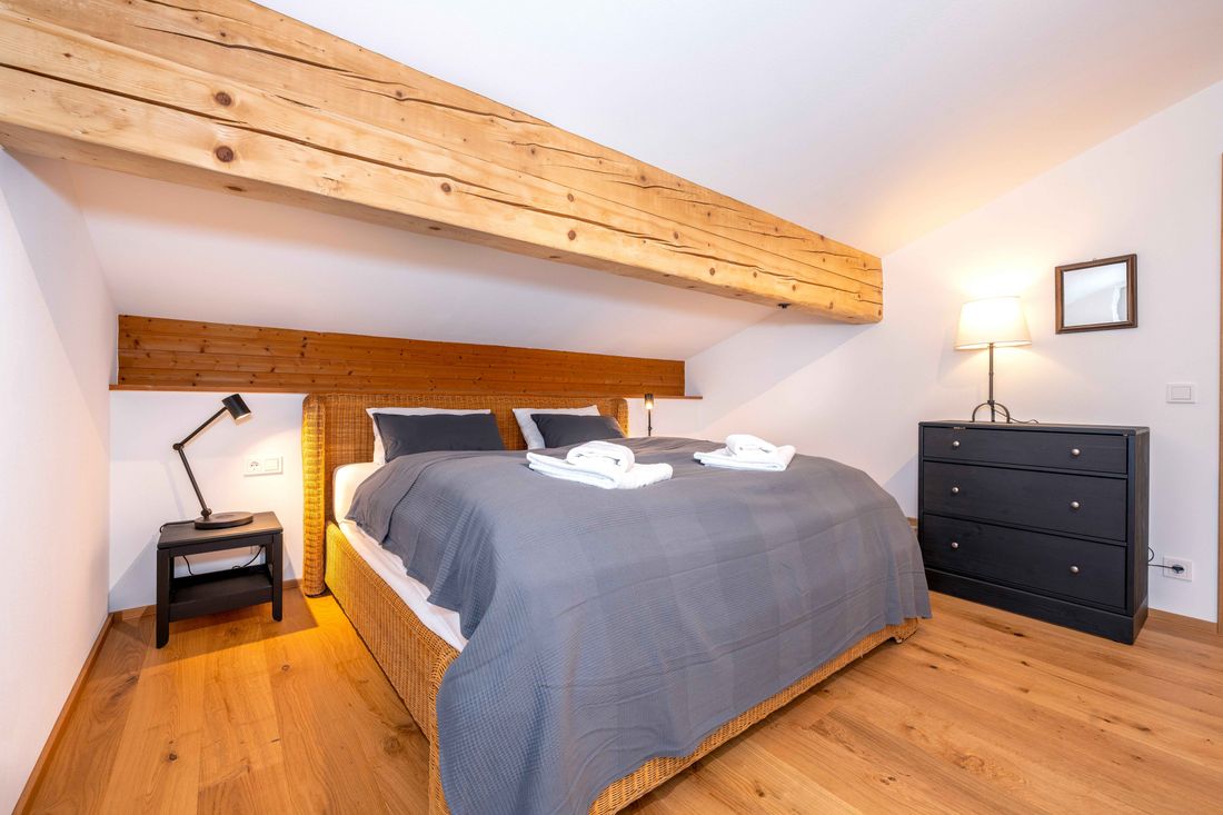 Zweites von zwei Schlafzimmern - neues Echtholz-Parkett (2026)