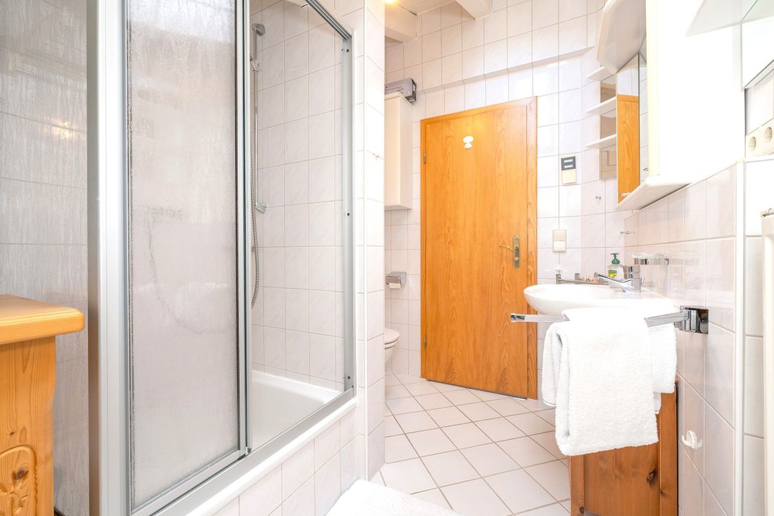 Bad mit Dusche und WC