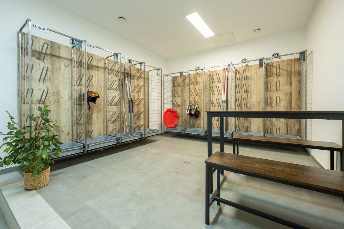 Ski-Depot mit eigenen Abteilen